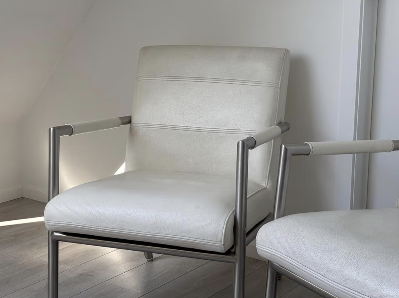 Fauteuil wit leer met RVS buizen frame