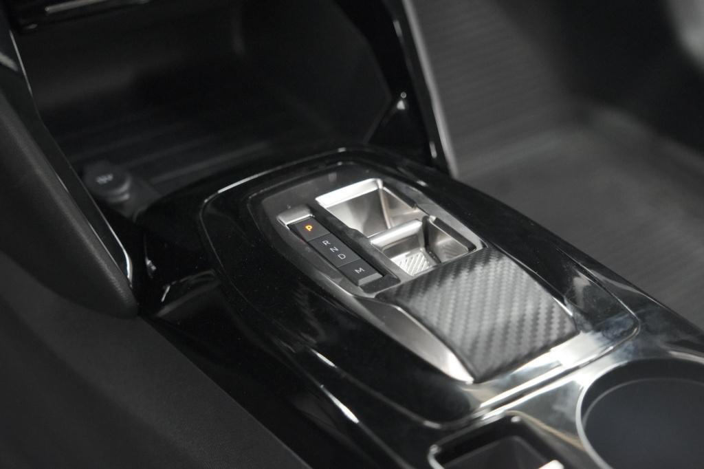 Peugeot 208 puretech 100 eat8 allure pack | camera | apple carplay | parkee