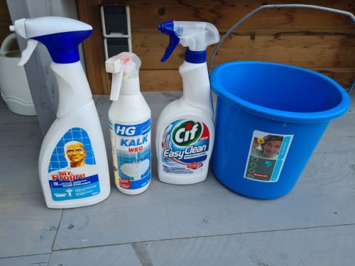 Schoonmaak producten + emmer gratis