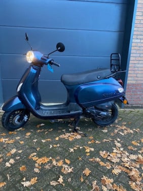 Zeer nette agm vx50 cameleon kleur weinig km nu 999 euro met windscherm