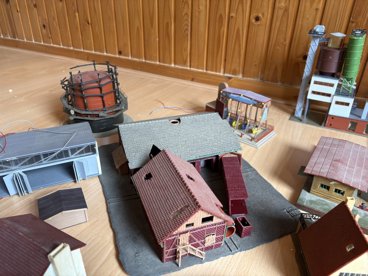 Grote set huisjes voor de modelspoorbaan. Set groen