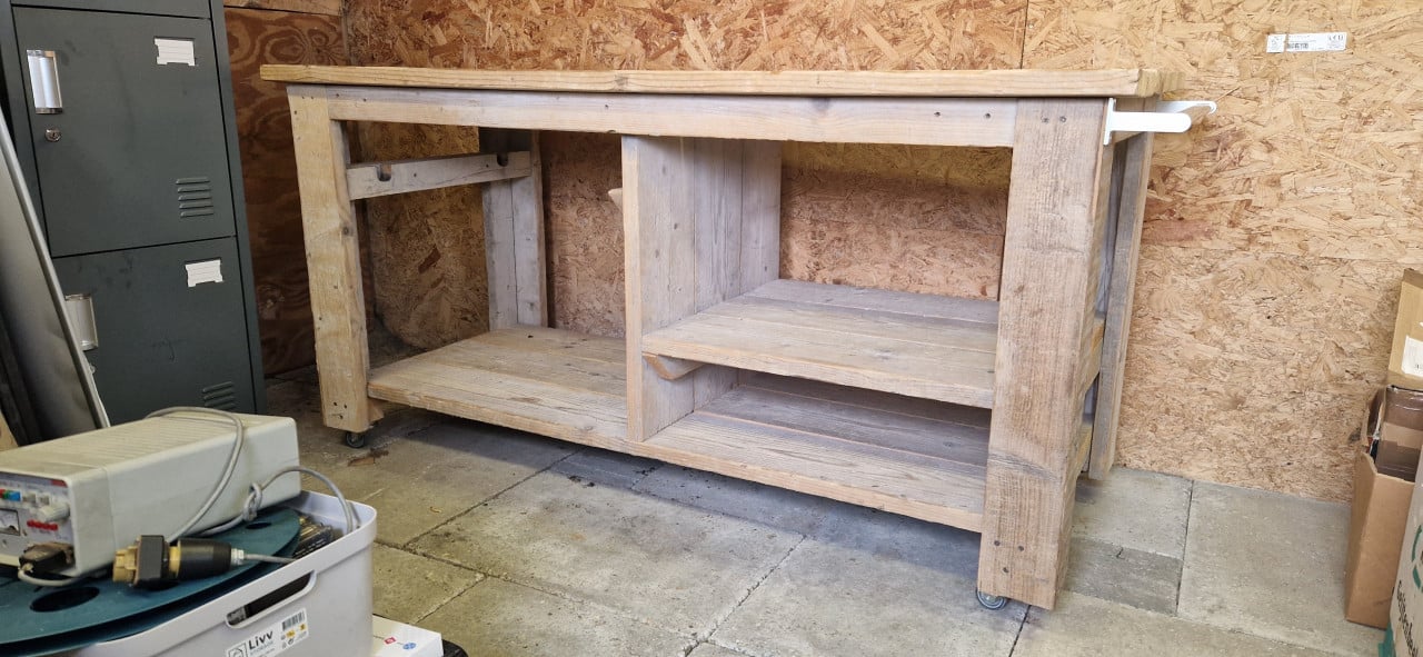 Steigerhouten tafel