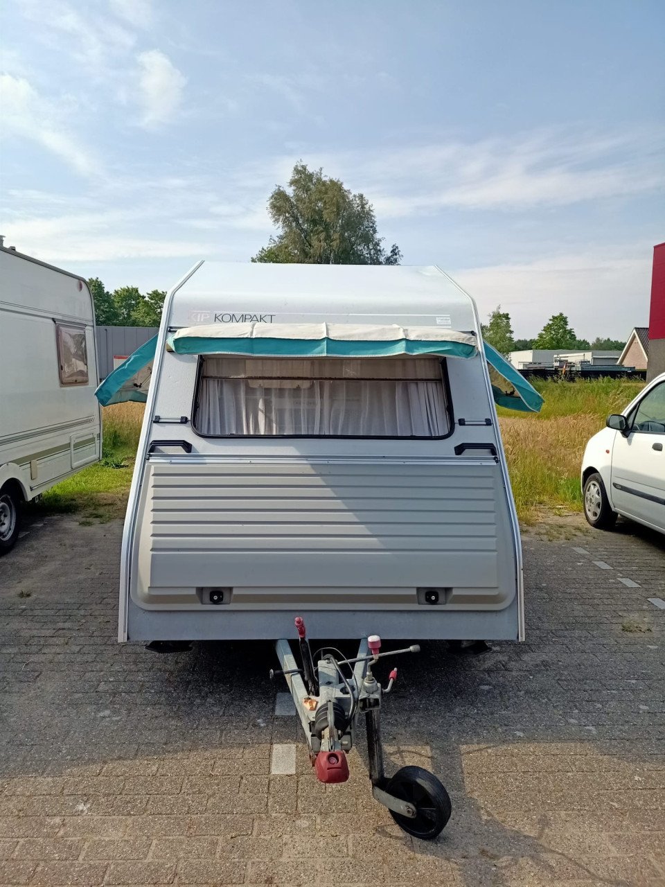 Prachtige Kip Kompakt 370 , 1995 met tent , vast toilet en raamluifels