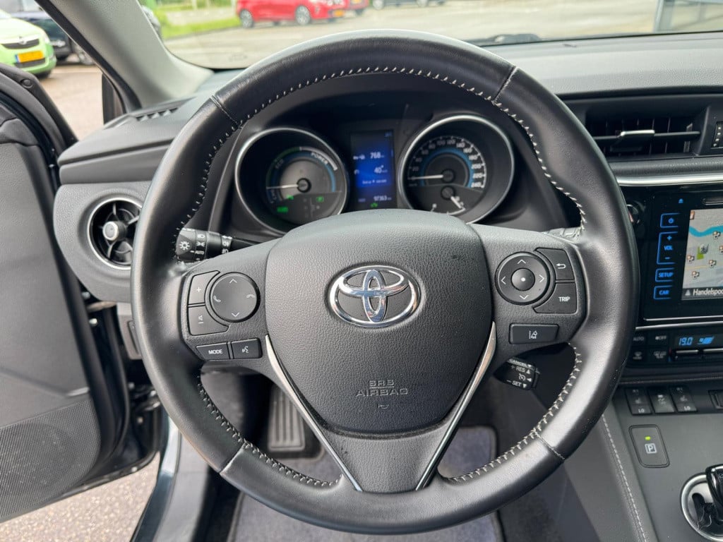 Toyota Auris 1.8 hybrid lease pro