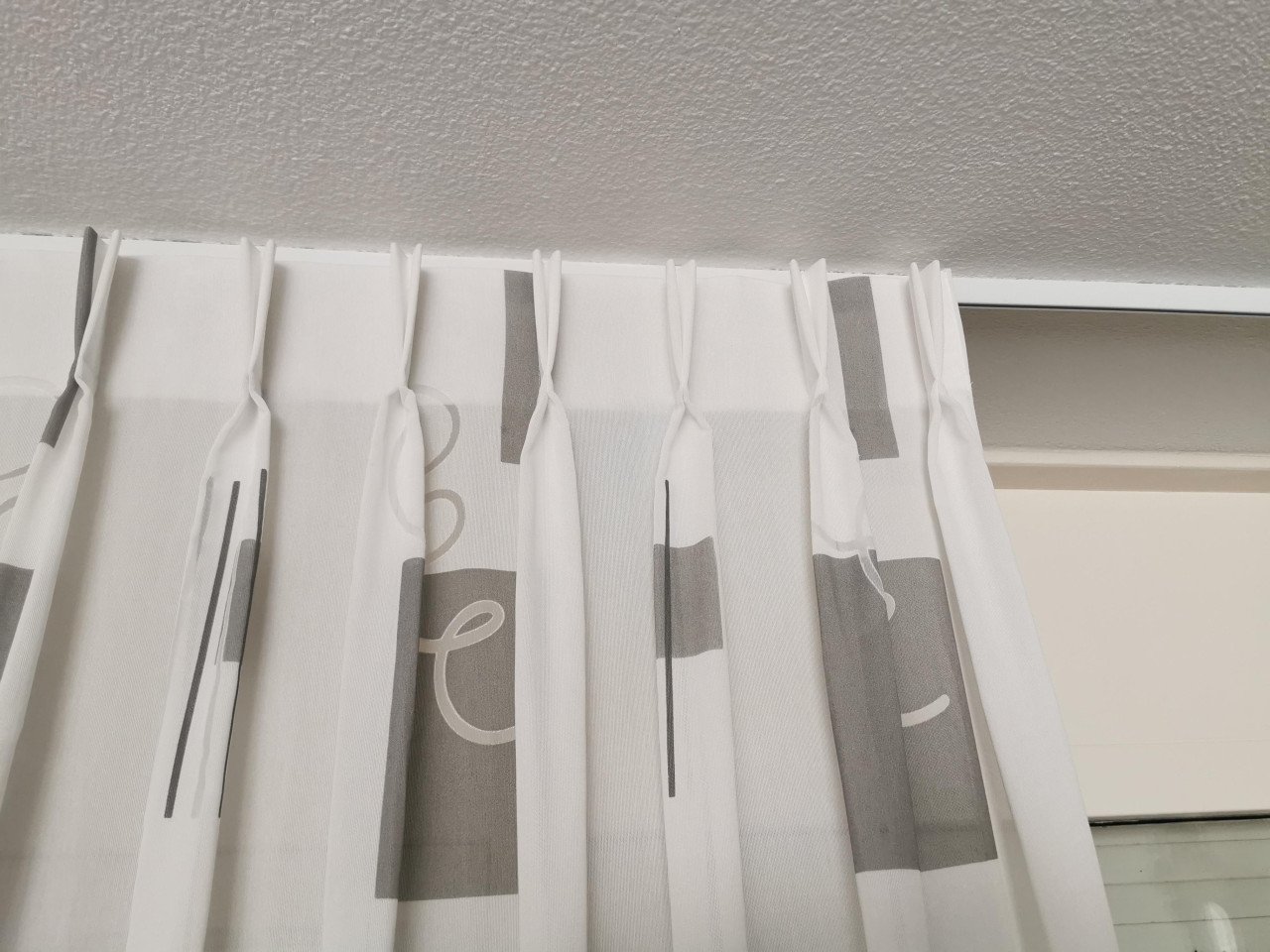 Gordijnen, vitrage. dubbele plooi met haken
