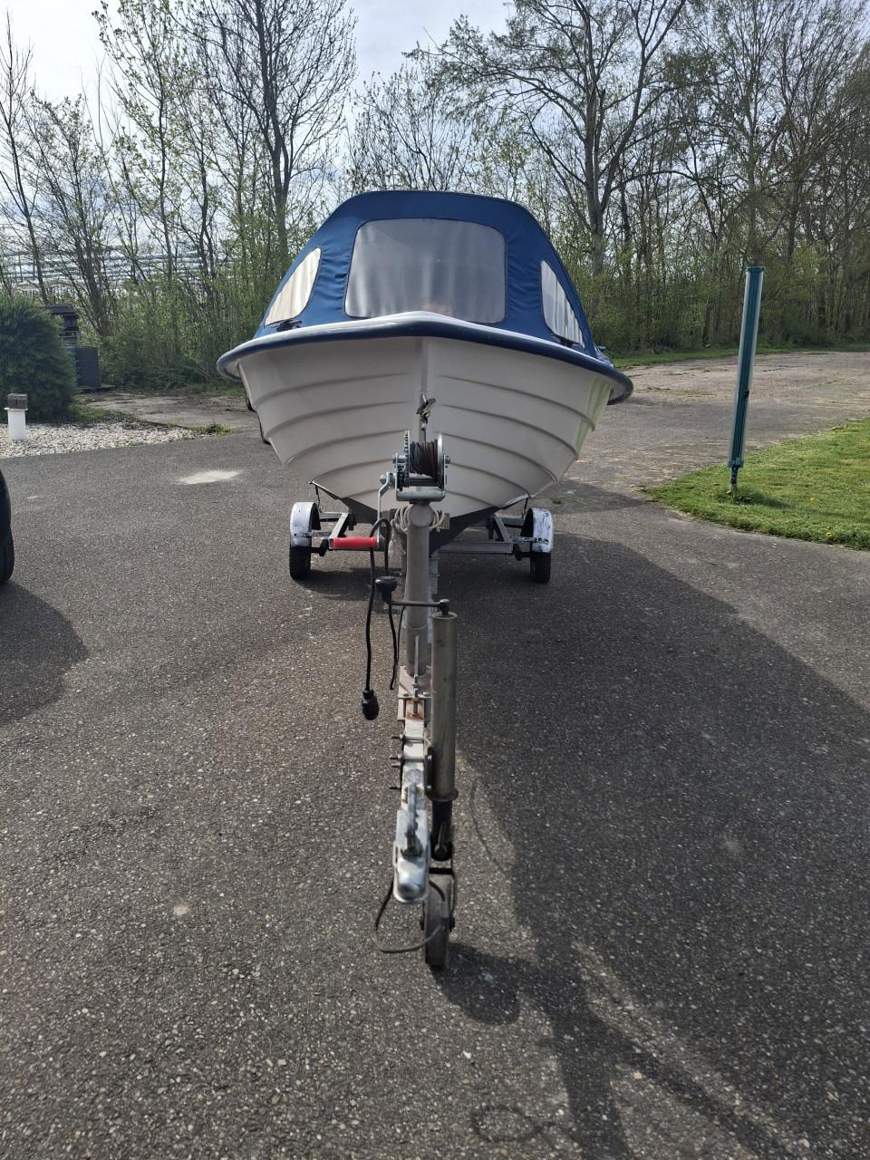 Motorboot met trailer en 15pk Tohatsu motor