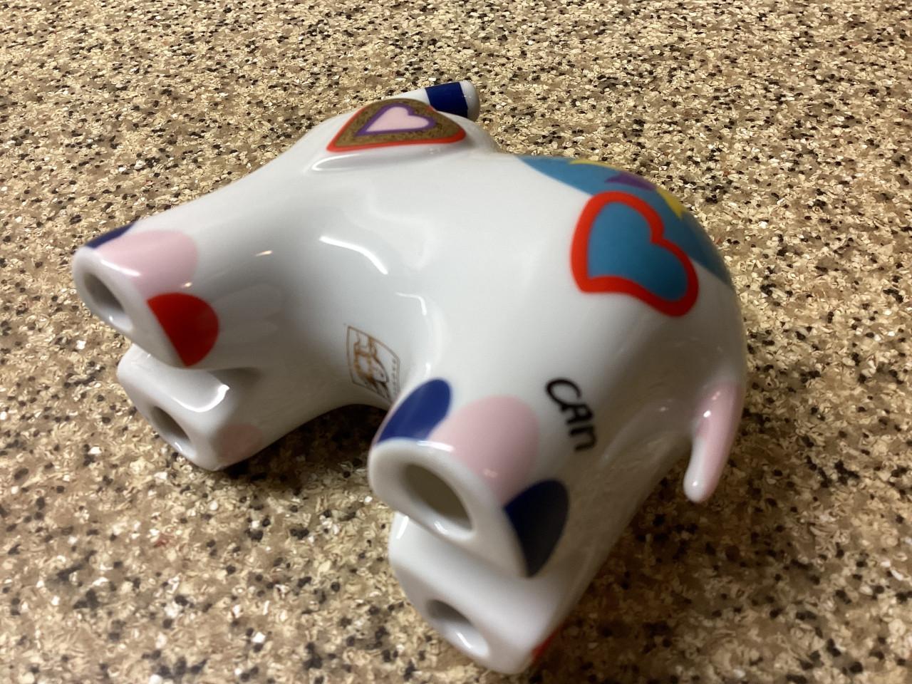 Porceleinen olifantje. Kunstenares: Corrie Ammerlaan- van Niekerk.