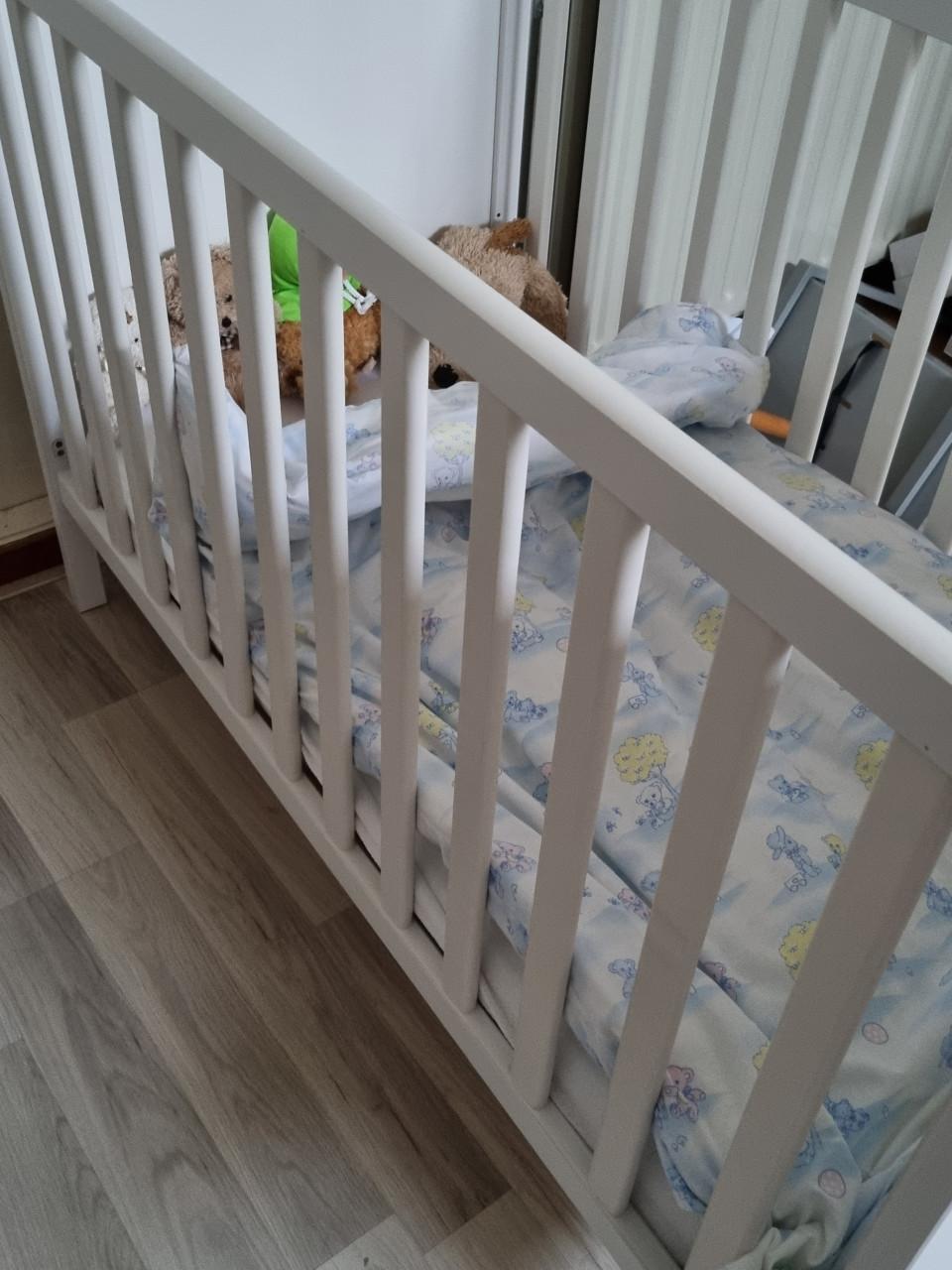 Te koop mooi kinderledikantje wit met matrasje
