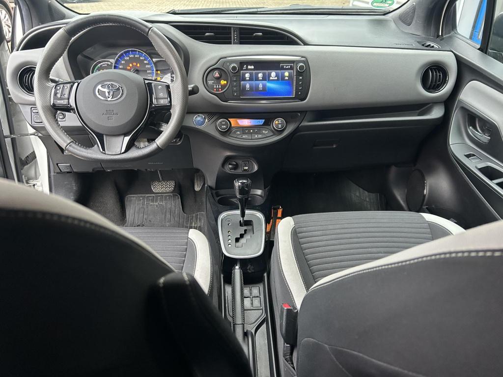 Toyota Yaris 1.5 hybrid dynamic bi-tone incl winterwielset