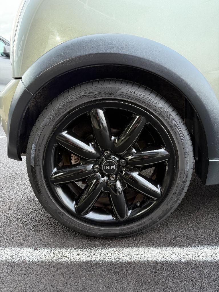 Mini Cooper Cabrio 1.6 - sidewalk