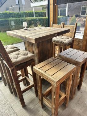 Bartafelset met 4 stoelen en 2 krukkken