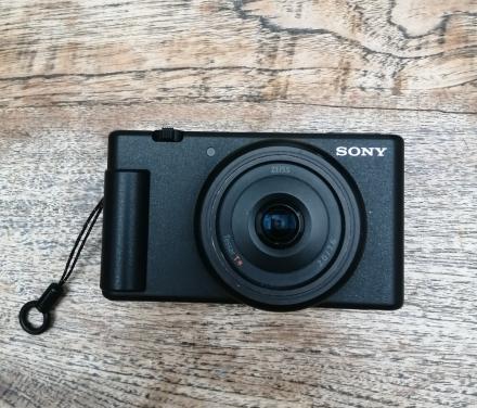 Sony vlogcamera ZV-1F met tasje en lensdop