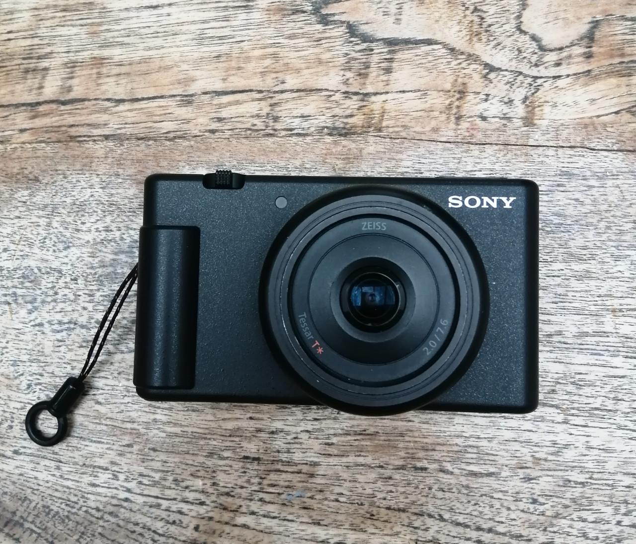 Sony vlogcamera ZV-1F met tasje en lensdop