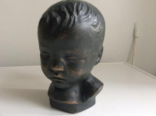 Een massief kinderkopje.   Hoogte: +/- 17 cm.