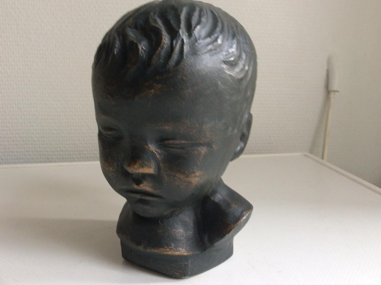 Een massief kinderkopje.   Hoogte: +/- 17 cm.