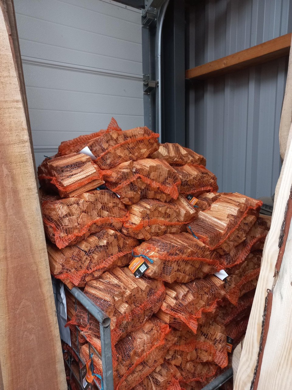 Netzakken met haardhout of aanmaakhout