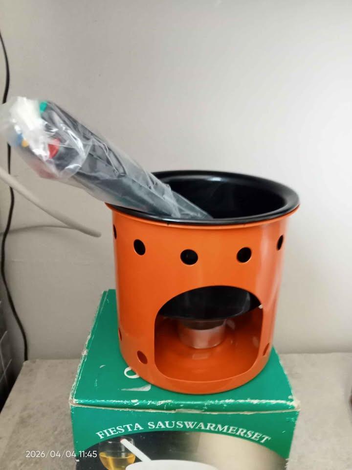 2 fondue sets