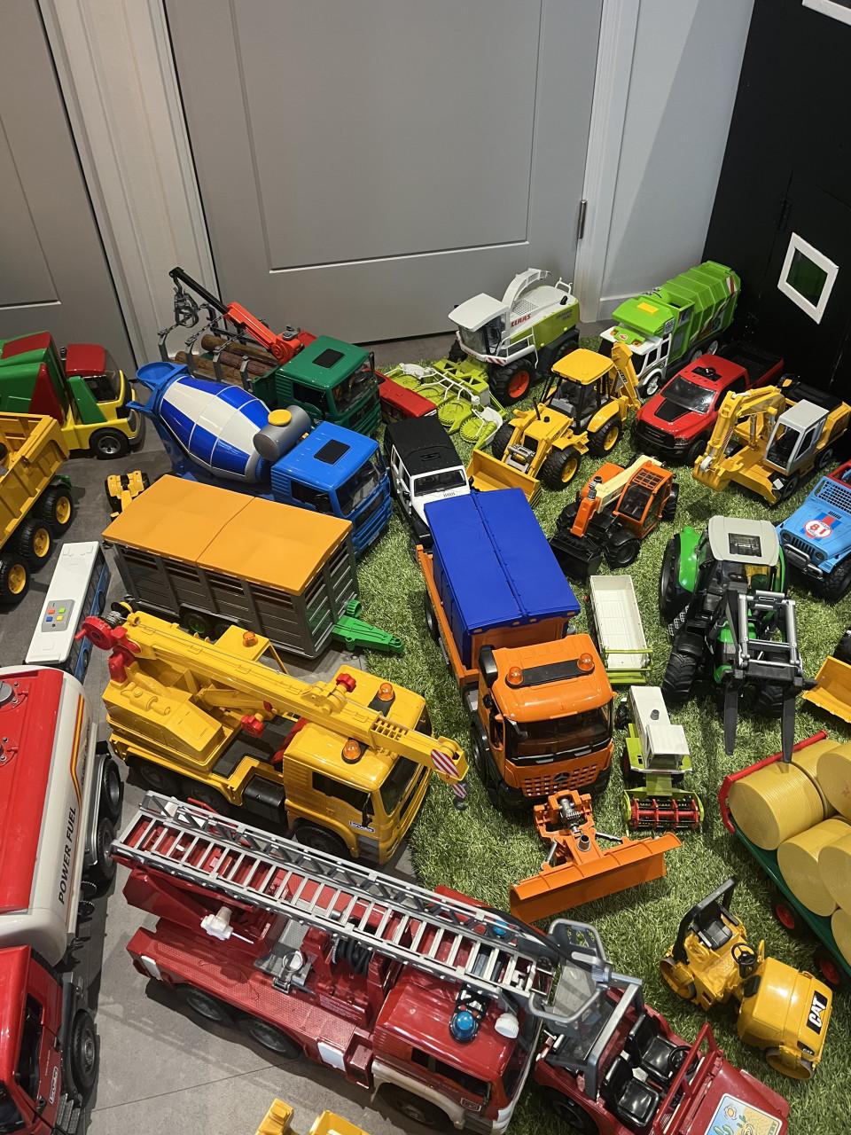 Te koop grote hoeveelheid bruder speelgoed