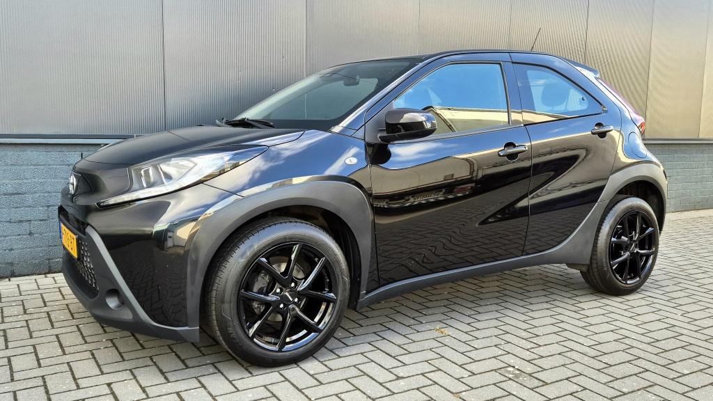 Toyota Aygo x 1.0 vvt-i mt play | camera | lane assist | acc | 17 inch | ai