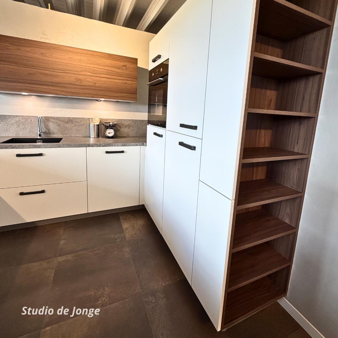 Moderne showroomkeuken met warme houtaccenten – showroommodel