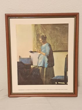 Meisje in blauw die brief leest