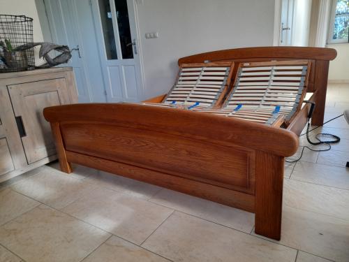 2 Persoons bed met 2 elektrisch verstelbare lattenbodems (in goede staat )