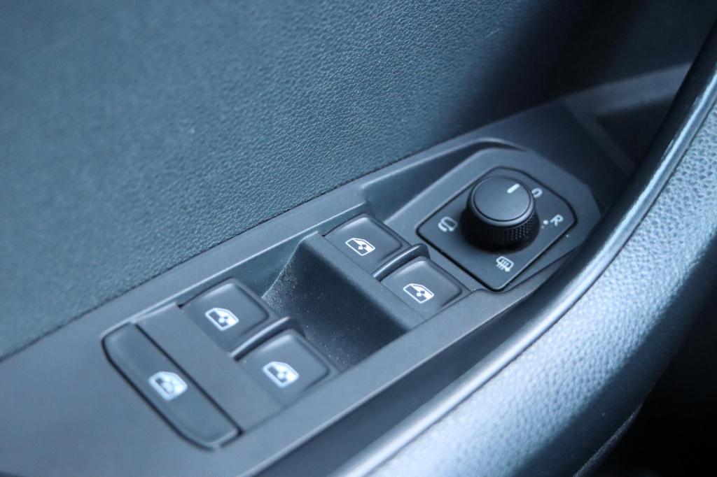 Skoda Karoq 1.5 tsi 150pk dsg7 sportline business | trekhaak | camera | car