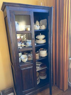 Degelijke koloniale kast