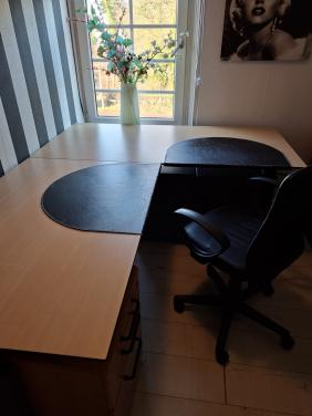 Hoekbureau compleet met ladeblok en 2 lage kasten