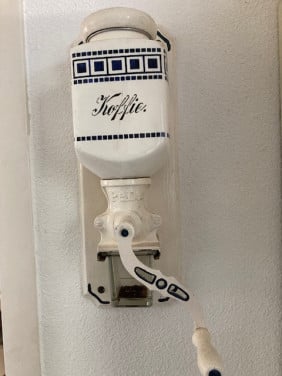 Te koop in Terneuzen oude wand koffiemolen. PeDe.