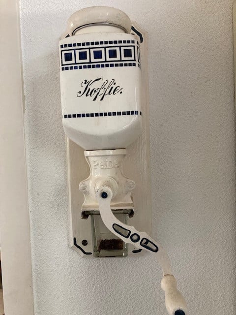 Te koop in Terneuzen oude wand koffiemolen. PeDe.