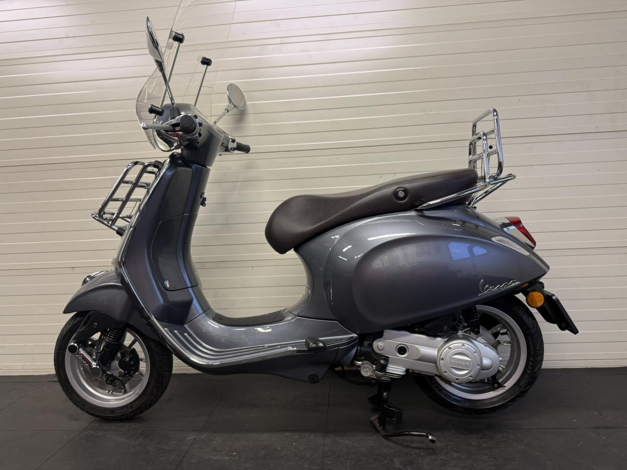 Zeer nette en complete Vespa Primavera Touring 45km!