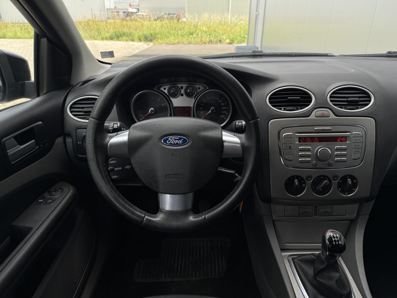 Ford Focus 1.6 Ghia black magic edition!