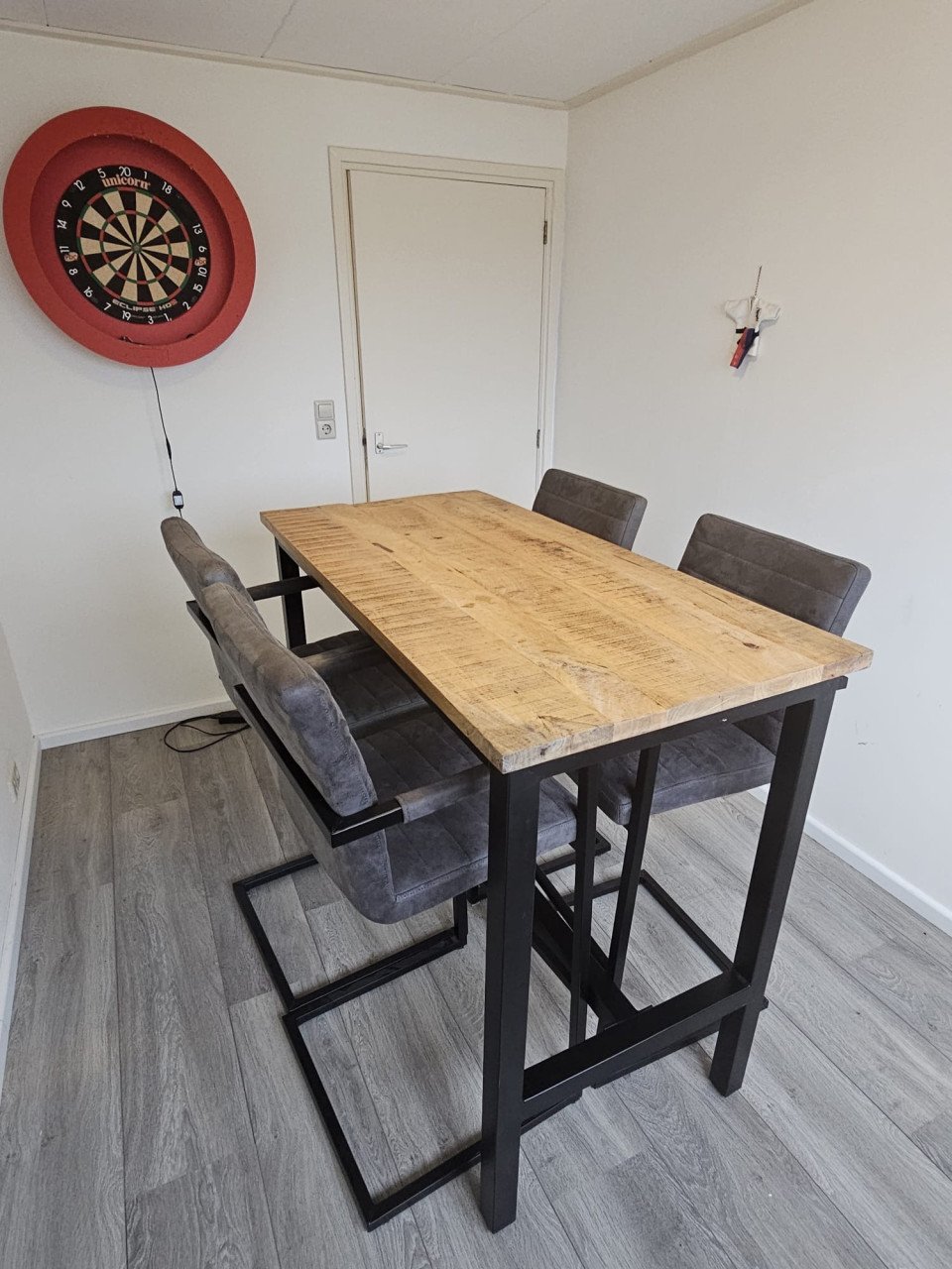Bar tafel plus stoelen tekoop.