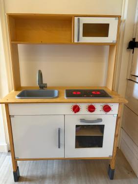 Houten speelkeuken met veel spulletjes