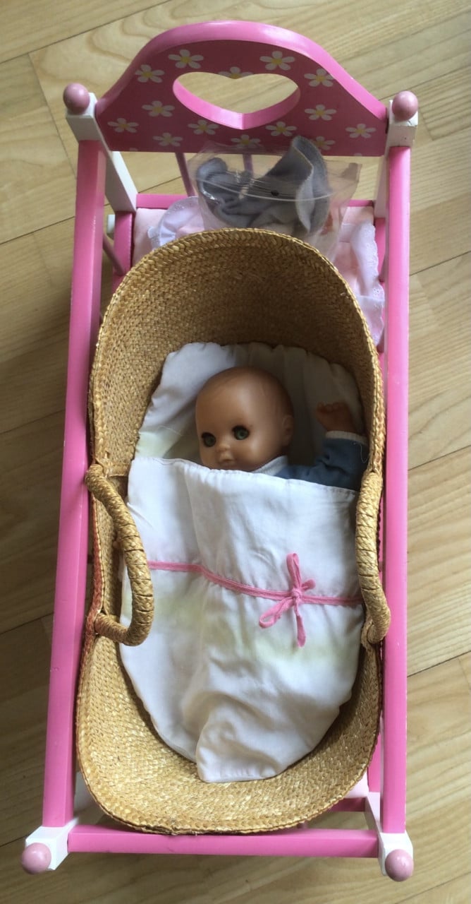 Poppenledikant, reiswieg met popje