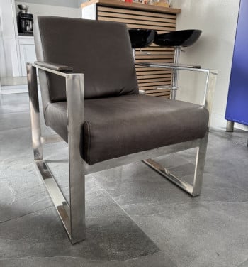 Fauteuil met bruin leer en RVS frame