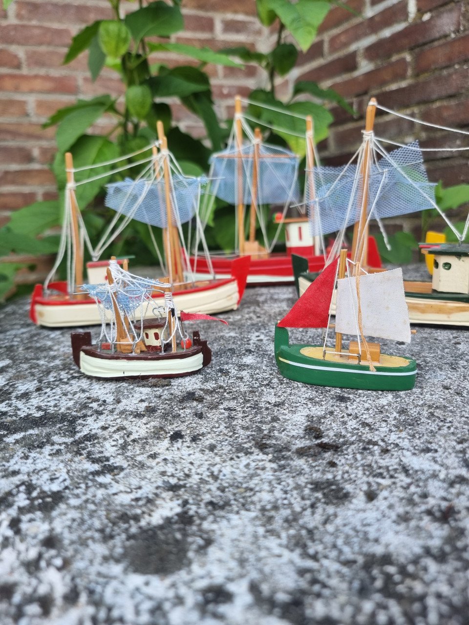 9 houten vissersbootjes