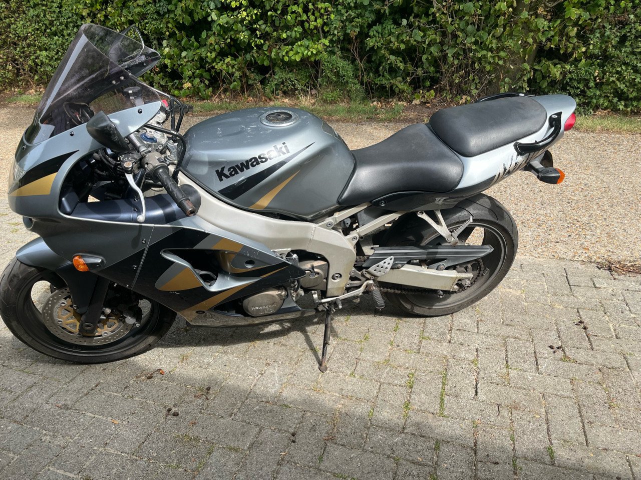 Kawasaki zx6r van 1999 met 73000 km met akrapovic demper