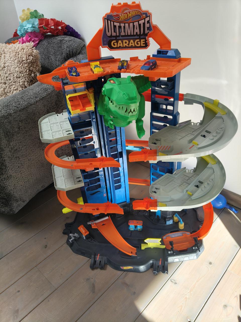 Hot wheels garage dino