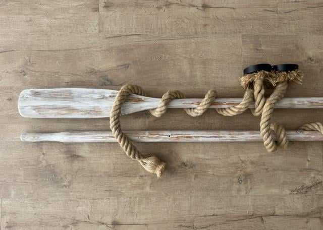 2 decoratieve touwlampen + 2 authentieke houten roeiriemen (white wash)