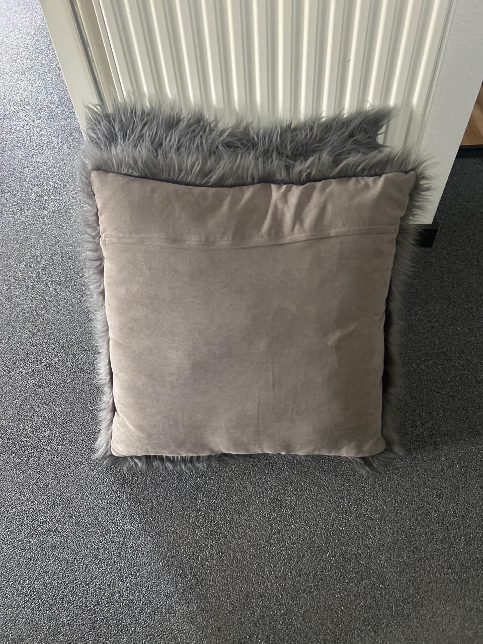 Twee grote kussens 60 bij 60 grijs bont.