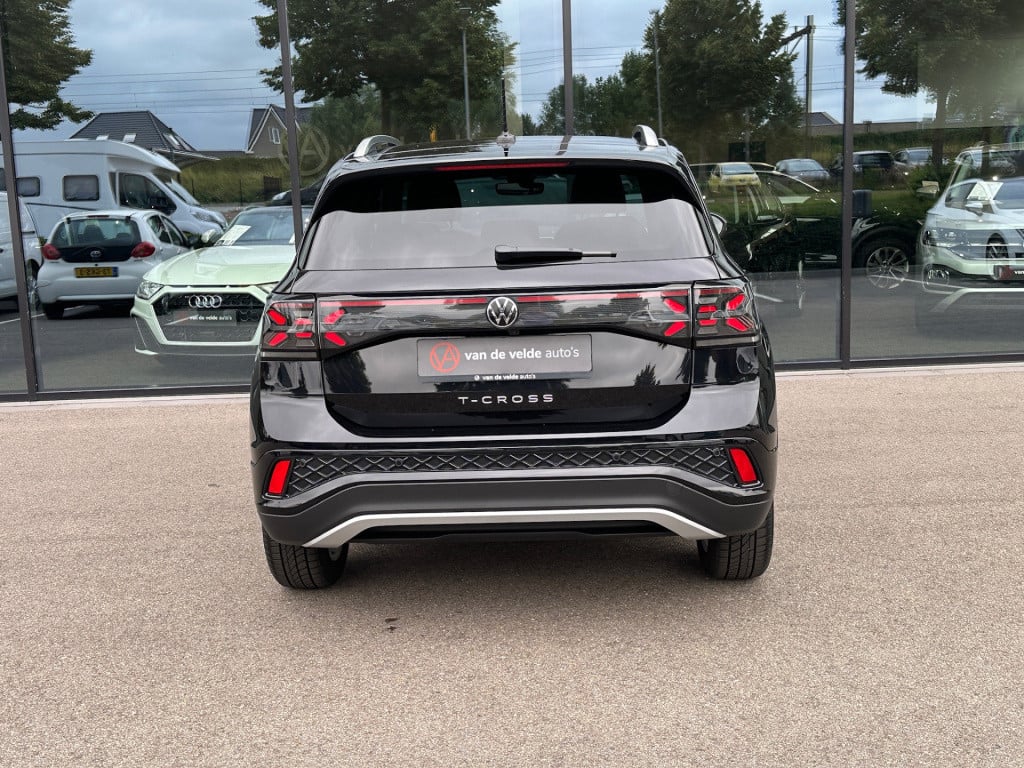 Volkswagen T-cross 1.5 tsi 150pk dsg r-line | camera | trekhaak | navi | iq