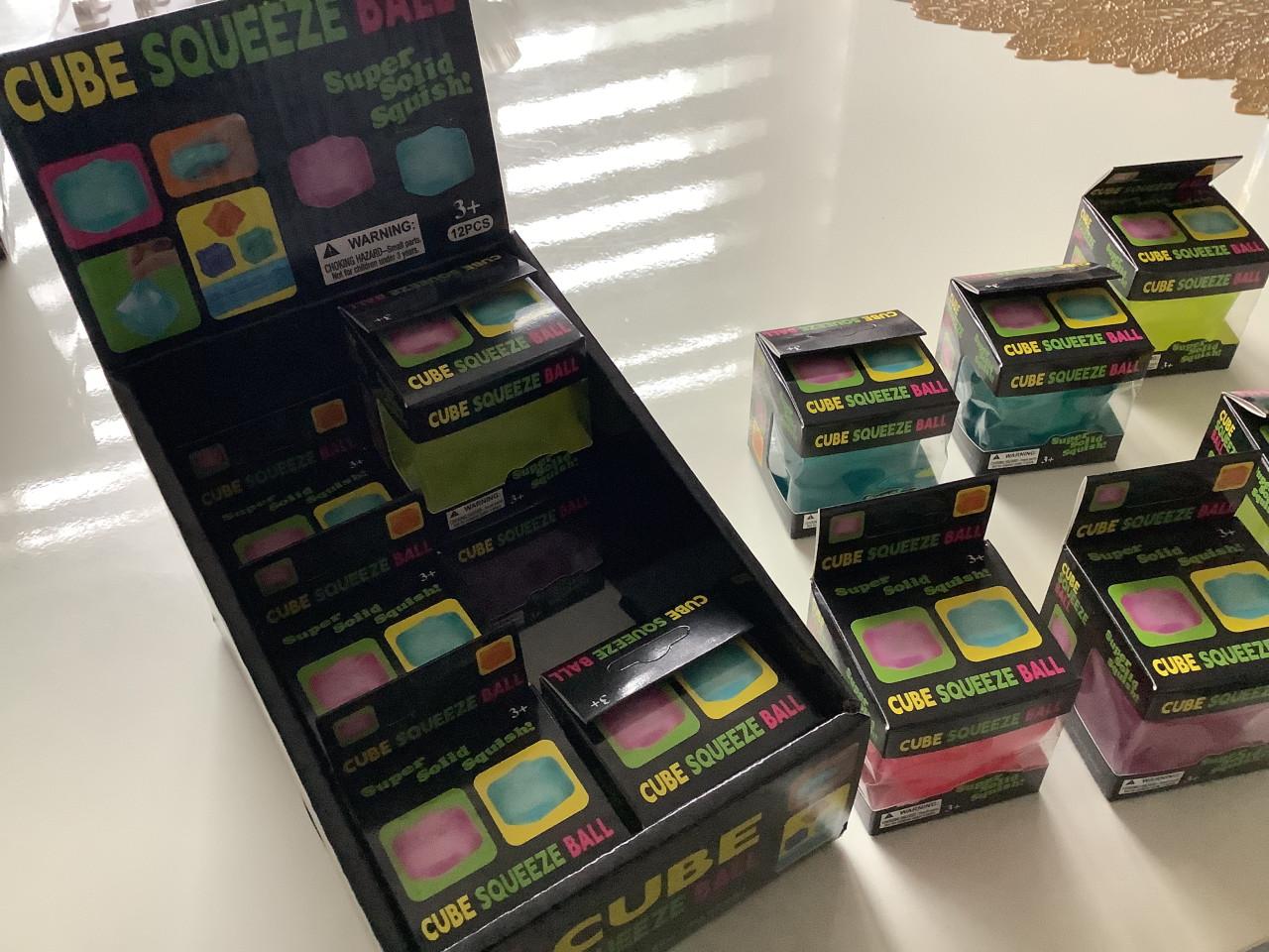 De nieuwste rage van dit moment, de cube squeeze ball.