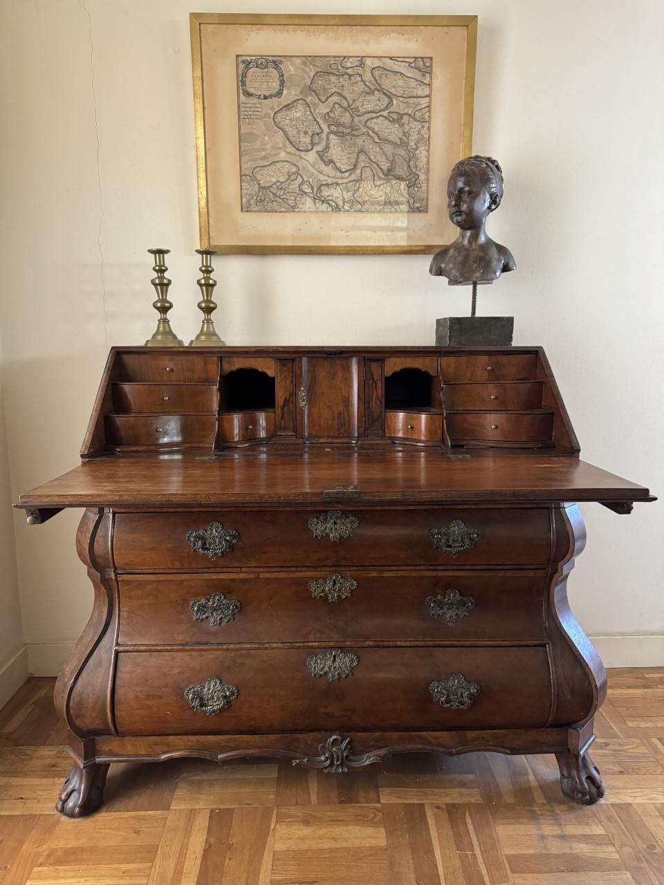 Dubbel gebogen oud Hollands 18e eeuws notenhouten klepbureau