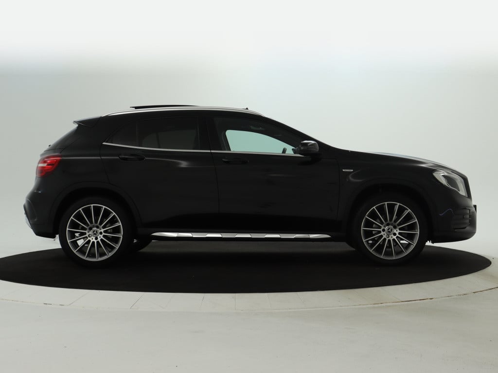 Mercedes-Benz Gla-klasse 180 business solution amg line | panoramadak | cru