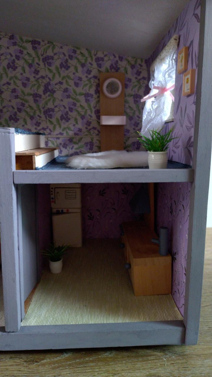 Middelgroot poppenhuis met meubels en poppen