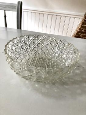 Mooie brocante gedetailleerde schaal van geperst glas