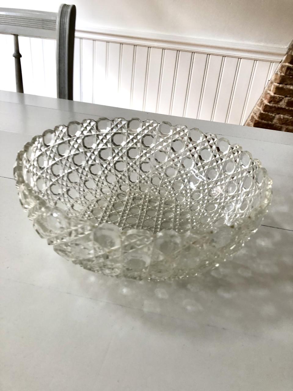 Mooie brocante gedetailleerde schaal van geperst glas