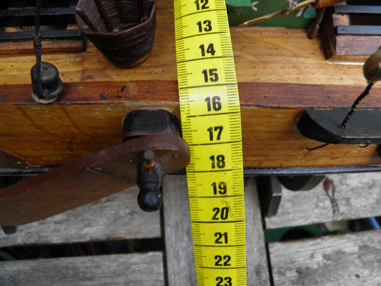 Houten vissersboot 88 cm lang en 65 cm hoog